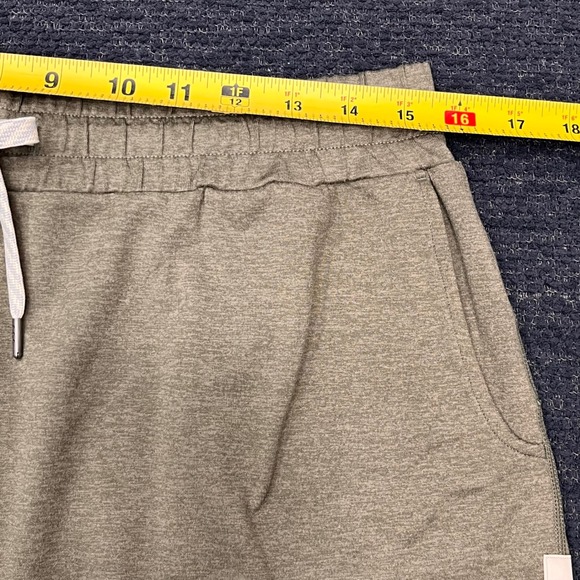 Vuori Performance Shorts Womens Medium Khaki Green Heathered Athletic Drawstring - Picture 8 of 8
